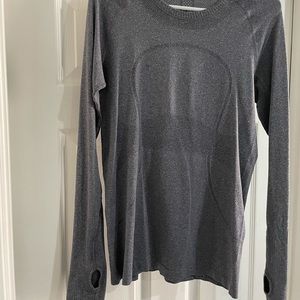 Lululemon Swiftly size 8/10  I tore out tag.